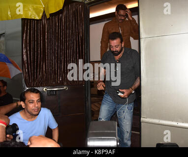 Mumbai, Indien. 19. September 2017. Bollywwod Schauspieler Sanjay Dutt und Ajay Devgan beim Finale Schießen von Farben Khatron Ke khiladi Show in MWS-Studio vorhanden, Madh Island in Mumbai am 19. Sept. 2017. Stockfoto