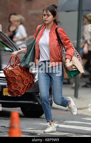 New York, NY, USA. 19 Sep, 2017. Selena Gomez heraus und über für Celebrity Candids - DI, New York, NY 19. September 2017. Credit: Kristin Callahan/Everett Collection/Alamy leben Nachrichten Stockfoto
