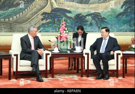 (170920) - BEIJING, Sept. 20, 2017 (Xinhua) - Zhang Dejiang (R), der Vorsitzende des Nationalen Volkskongresses Ständigen Ausschusses, trifft sich mit Singapurs Premierminister Lee Hsien Loong in Peking, der Hauptstadt von China, Sept. 20, 2017. (Xinhua / Xie Huanchi) (lfj) Stockfoto