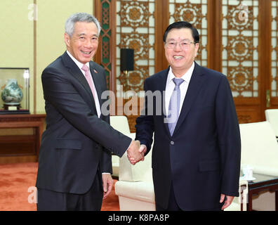 (170920) - BEIJING, Sept. 20, 2017 (Xinhua) - Zhang Dejiang (R), der Vorsitzende des Nationalen Volkskongresses Ständigen Ausschusses, trifft sich mit Singapurs Premierminister Lee Hsien Loong in Peking, der Hauptstadt von China, Sept. 20, 2017. (Xinhua / Xie Huanchi) (lfj) Stockfoto