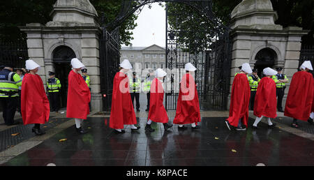 Dublin, Irland. 20. September 2017. Eine Gruppe von "Mägde" dargestellt, vor den Toren des irischen Parlaments, Leinster House in Dublin sind, heute als das Oireachtas Committee in der 8. Änderung beginnt, seine öffentlichen Sitzungen. Die Demonstranten fordern die volle körperliche Autonomie für schwangere Frauen. Der Protest wurde organisiert von ROSA (reproduktive Rechte, gegen Unterdrückung, Sexismus und Sparmaßnahmen). Credit: Laura Hutton/Alamy Leben Nachrichten. Stockfoto