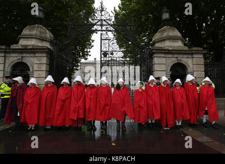 Dublin, Irland. 20. September 2017. Eine Gruppe von "Mägde" dargestellt, vor den Toren des irischen Parlaments, Leinster House in Dublin sind, heute als das Oireachtas Committee in der 8. Änderung beginnt, seine öffentlichen Sitzungen. Die Demonstranten fordern die volle körperliche Autonomie für schwangere Frauen. Der Protest wurde organisiert von ROSA (reproduktive Rechte, gegen Unterdrückung, Sexismus und Sparmaßnahmen). Credit: Laura Hutton/Alamy Leben Nachrichten. Stockfoto