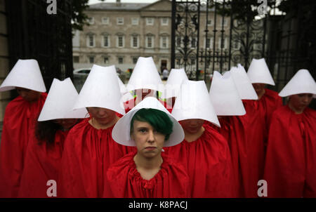 Dublin, Irland. 20. September 2017. Eine Gruppe von "Mägde", einschließlich Ollie Bell (Mitte) sind dargestellt, vor den Toren des irischen Parlaments, Leinster House in Dublin, der heute als das Oireachtas Committee in der 8. Änderung der öffentlichen Sitzungen beginnt. Die Demonstranten fordern die volle körperliche Autonomie für schwangere Frauen. Der Protest wurde organisiert von ROSA (reproduktive Rechte, gegen Unterdrückung, Sexismus und Sparmaßnahmen). Credit: Laura Hutton/Alamy Leben Nachrichten. Stockfoto