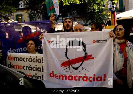 September 20, 2017 - Barcelona, Katalonien, Spanien - Pro-unabhängigkeit Unterstützer halten Fahnen lesen Demokratie in der Nähe der Katalanischen Wirtschaft Ministerium in Barcelona. Die spanische Guardia Civil Polizei festgenommen Senior katalanischen Beamte und plünderte regionalen Ministerien in der Organisation einer Unabhängigkeit Abstimmung beteiligt. Credit: Jordi Boixareu/Alamy leben Nachrichten Stockfoto