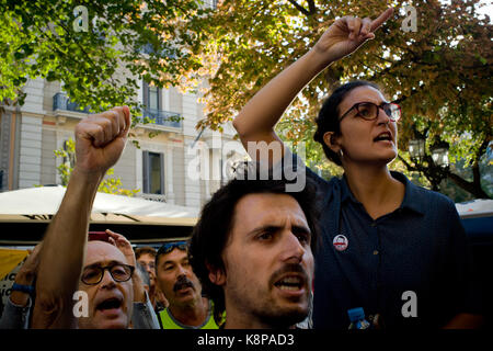 Barcelona, Spanien. 20 Sep, 2017. Pro-unabhängigkeit Unterstützer shout Slogans in der Nähe der Katalanischen Wirtschaft Ministerium in Barcelona. Die spanische Guardia Civil Polizei festgenommen Senior katalanischen Beamte und plünderte regionalen Ministerien in der Organisation einer Unabhängigkeit Abstimmung beteiligt. Credit: Jordi Boixareu/Alamy leben Nachrichten Stockfoto