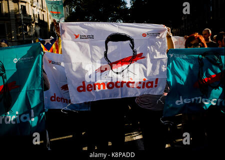 September 20, 2017 - Barcelona, Katalonien, Spanien - Pro-unabhängigkeit Unterstützer halten Fahnen lesen Demokratie in der Nähe der Katalanischen Wirtschaft Ministerium in Barcelona. Die spanische Guardia Civil Polizei festgenommen Senior katalanischen Beamte und plünderte regionalen Ministerien in der Organisation einer Unabhängigkeit Abstimmung beteiligt. Credit: Jordi Boixareu/Alamy leben Nachrichten Stockfoto