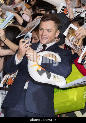 Seoul, Südkorea. 20 Sep, 2017. Schauspieler Taron Egerton nimmt selfies mit Fans während der Red Carpet event Der Film 'KING'S MENSCH: DER GOLDEN CIRCLE" in Seoul, Südkorea, Sept. 20, 2017. Der Film wird in Südkorea an Sept. 27 freigegeben werden. Quelle: Lee Sang-ho/Xinhua/Alamy leben Nachrichten Stockfoto