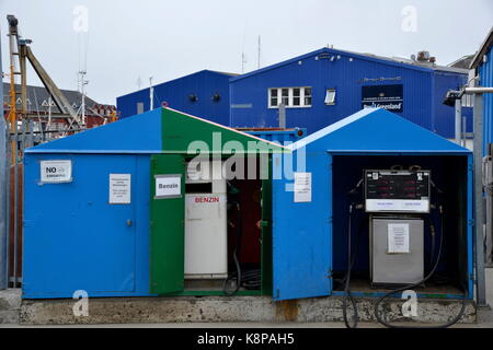 Die Tankstelle in der Stadt Sisimiut an der Westküste Grönlands. Es ist die zweitgrößte Stadt in Grönland, in einer bergigen Landschaft 75 Kilometer nördlich des Polarkreises gelegen. 16.08.2017, getroffen. Foto: Karlheinz Schindler/dpa-Zentralbild/ZB | Verwendung weltweit Stockfoto