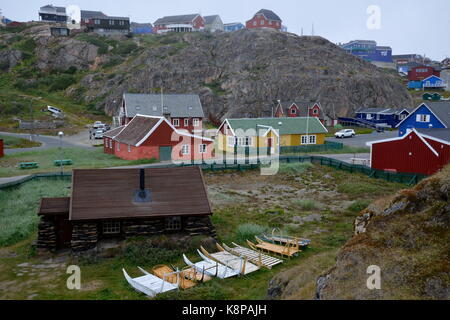 Die Stadt Sisimiut an der Westküste Grönlands. Es ist der zweitgrößte im Land, in einer bergigen Landschaft 75 Kilometer nördlich des Polarkreises gelegen. Foto: Karlheinz Schindler/dpa-Zentralbild/ZB | Verwendung weltweit Stockfoto