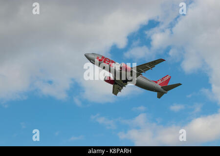 BOEING 737-330, Registrierung G-CELK, Flugzeuge von Jet 2 betrieben Weg vom Flughafen Leeds-Bradford Stockfoto