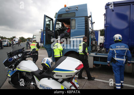 Grosszoebern, Deutschland. 20 Sep, 2017. Polizisten aus Sachsen und Karlovy Vary (Tschechien) prüfen ein Lkw auf einem Parkplatz der Autobahn 72 in der Nähe von Grosszoebern, Deutschland, 20. September 2017. Polizisten aus Sachsen und der Tschechischen Republik arbeiten zusammen, während dieses große Inspektion. Von der EU finanzierte Projekt für die sächsisch-tschechischen Zusammenarbeit wird die öffentliche Wahrnehmung der Sicherheit verbessern. Credit: Bodo Schackow/dpa-Zentralbild/dpa/Alamy leben Nachrichten Stockfoto