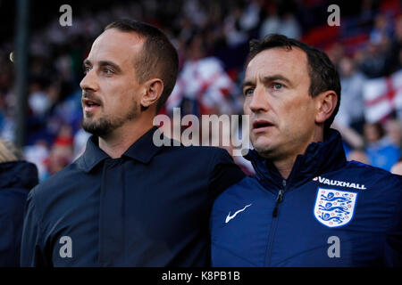 Birkenhead/Großbritannien. 19 Sep, 2017. England Manager Mark Sampson während der FIFA WM 2019 Qualifikation Gruppe 1 Spiel zwischen England und Russland Frauen Frauen in Prenton Park am 19. September 2017 in Birkenhead, England. (Foto von Daniel Chesterton/phcimages. Credit: PHC Images/Alamy leben Nachrichten Stockfoto