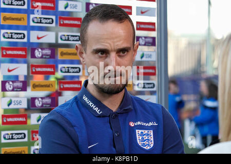 Birkenhead/Großbritannien. 19 Sep, 2017. England Manager Mark Sampson während der FIFA WM 2019 Qualifikation Gruppe 1 Spiel zwischen England und Russland Frauen Frauen in Prenton Park am 19. September 2017 in Birkenhead, England. (Foto von Daniel Chesterton/phcimages. Credit: PHC Images/Alamy leben Nachrichten Stockfoto