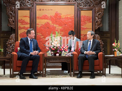 (170920) - BEIJING, Sept. 20, 2017 (Xinhua) - chinesische Vizepremier Ma Kai (R) trifft mit dem ehemaligen britischen Premierminister David Cameron in Peking, der Hauptstadt von China, Sept. 20, 2017. (Xinhua / Ding Haitao) (lfj) Stockfoto