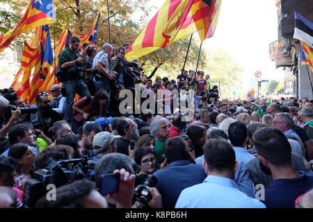 Barcelona, Spanien. 20 Sep, 2017. Die Menschen gehen auf die Straße, um gegen die Entscheidung der spanischen Regierung verhaften hohe Politiker zu demonstrieren. Tausende von Menschen sind städtischer Abgeordneter schwenkten Fahnen und Symbole der Demokratie. Credit: Victor Turek/Alamy leben Nachrichten Stockfoto