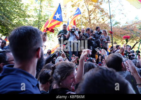 Barcelona, Spanien. 20 Sep, 2017. Die Menschen gehen auf die Straße, um gegen die Entscheidung der spanischen Regierung verhaften hohe Politiker zu demonstrieren. Tausende von Menschen sind städtischer Abgeordneter schwenkten Fahnen und Symbole der Demokratie. Credit: Victor Turek/Alamy leben Nachrichten Stockfoto