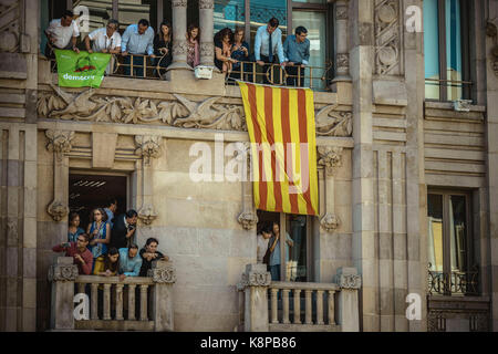 Barcelona, Spanien. 20 Sep, 2017. Mitarbeiter der Katalanischen Wirtschaft Ministerium Blick aus dem Fenster als Polizeibeamte ihre Büros und Verhaftungen 12 leitende Beamte in Laufen suchen - bis zur geplanten Abspaltung Referendum am 1. Oktober. Das spanische Verfassungsgericht hat das Katalanische Referendum ausgesetzt, nachdem die zentrale Regierung hat es in den Gerichten Credit: Matthias Oesterle/Alamy Leben Nachrichten herausgefordert Stockfoto