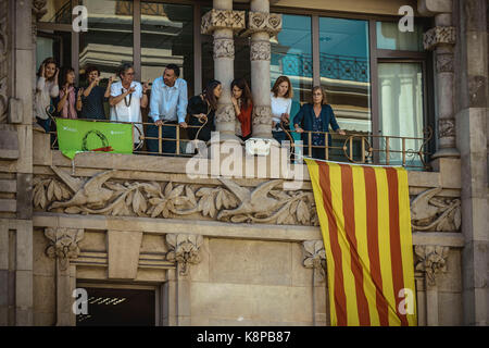 Barcelona, Spanien. 20 Sep, 2017. Mitarbeiter der Katalanischen Wirtschaft Ministerium Blick aus dem Fenster als Polizeibeamte ihre Büros und Verhaftungen 12 leitende Beamte in Laufen suchen - bis zur geplanten Abspaltung Referendum am 1. Oktober. Das spanische Verfassungsgericht hat das Katalanische Referendum ausgesetzt, nachdem die zentrale Regierung hat es in den Gerichten Credit: Matthias Oesterle/Alamy Leben Nachrichten herausgefordert Stockfoto