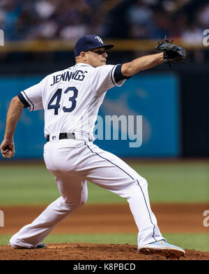Tropicana Field. 19 Sep, 2017. Florida, USA - Tampa Bay Rays Entlastung Krug Dan Jennings (43) wirft einen Pitch im 8. Inning im Spiel zwischen den Chicago Cubs und die Tampa Bay Rays am Tropicana Feld. Del Mecum/CSM/Alamy leben Nachrichten Stockfoto
