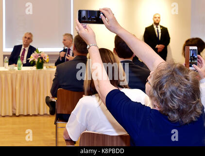 New York, Vereinigte Staaten. 20 Sep, 2017. Der tschechische Präsident Milos Zeman (links) trifft sich mit tschechischen Expatriates in New York, USA, am 20. September 2017. Credit: Roman Vondrous/CTK Photo/Alamy leben Nachrichten Stockfoto