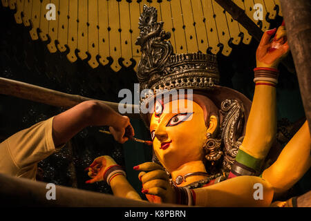 Kolkata. 20 Sep, 2017. Ein indischer Künstler malt Durga Idol in einem behelfsmäßigen pandal für die kommende Durga Puja Festival in Kolkata, der Hauptstadt der östlichen indischen Bundesstaat Westbengalen am 20. September 2017. Credit: tumpa Mondal/Xinhua/Alamy leben Nachrichten Stockfoto