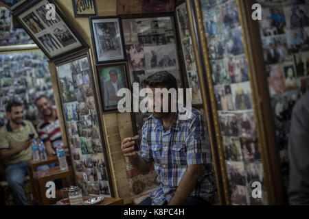 Erbil, Irak. 20 Sep, 2017. Ein kurdischer Mann Getränke Kaffee in einem Markt, in Erbil, Irak, 20. September 2017. Erbil ist eine der Städte, die in einem umstrittenen Unabhängigkeit Abstimmung teilnehmenden am 25. September. Einen unabhängigen kurdischen Staat ist stark von der Zentralregierung in Bagdad und der westlichen Großmächte wie die USA. Credit: Oliver Weiken/dpa/Alamy leben Nachrichten Stockfoto