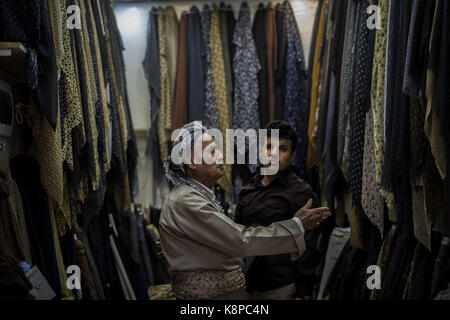 Erbil, Irak. 20 Sep, 2017. Ein kurdischer Mann Geschäfte bei einem Schneider auf einem Markt in Erbil, Irak, 20. September 2017. Erbil ist eine der Städte, die in einem umstrittenen Unabhängigkeit Abstimmung teilnehmenden am 25. September. Einen unabhängigen kurdischen Staat ist stark von der Zentralregierung in Bagdad und der westlichen Großmächte wie die USA. Credit: Oliver Weiken/dpa/Alamy leben Nachrichten Stockfoto