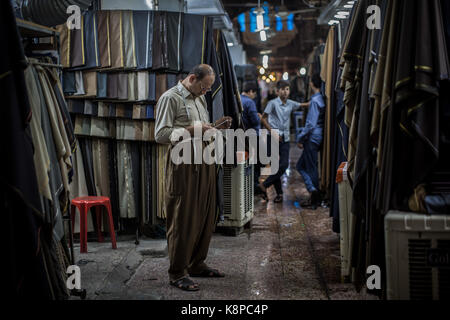 Erbil, Irak. 20 Sep, 2017. Eine kurdische Maßgeschneiderte steht vor seinem Geschäft auf einem Markt in Erbil, Irak, 20. September 2017. Erbil ist eine der Städte, die in einem umstrittenen Unabhängigkeit Abstimmung teilnehmenden am 25. September. Einen unabhängigen kurdischen Staat ist stark von der Zentralregierung in Bagdad und der westlichen Großmächte wie die USA. Credit: Oliver Weiken/dpa/Alamy leben Nachrichten Stockfoto