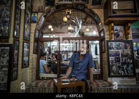 Erbil, Irak. 20 Sep, 2017. Ein kurdischer Mann Getränke Kaffee in einem Markt, in Erbil, Irak, 20. September 2017. Erbil ist eine der Städte, die in einem umstrittenen Unabhängigkeit Abstimmung teilnehmenden am 25. September. Einen unabhängigen kurdischen Staat ist stark von der Zentralregierung in Bagdad und der westlichen Großmächte wie die USA. Credit: Oliver Weiken/dpa/Alamy leben Nachrichten Stockfoto