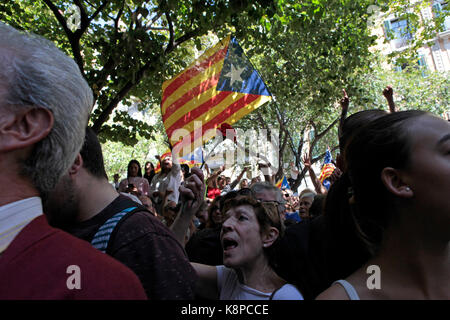 Barcelona, Spanien. . 20 Sep, 2017. BARCELONA, Katalonien, Spanien Unterstützer des Volksbegehrens im katalanischen Unabhängigkeit halten eine Demonstration vor dem Wirtschaftsrat Gebäude in der Rambla de Catalunya, nach der spanischen Guardia Civil hatte die Polizei verhaftet 14 Katalanische Beamte und plünderte regionalen Ministerien bei der Organisation einer verbotenen Unabhängigkeit abstimmen, da für den 1. Oktober 2017 beteiligt. Credit: Rich Bowen/Alamy leben Nachrichten Stockfoto