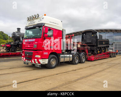 Shildon Co Durham, 20. September 2017: Ex British Railways 2-6-0 Dampflok 78018 wurde am Straßenverkehr Fahrzeuge an Die Great Central Railway in Loughborough heute zurückgegeben werden geladen. Die Lokomotive, in Darlington gebaut, war die Teilnahme an der "Herbst Dampf Gala" Am 16./17 th an Fortbewegung National Railway Museun in Shildon Co, Durham für die Beförderung zu den gcr an der Universität Loughborough. Der Transport wurde von Spezialisten Reid Freight Services Ltd. Stockfoto