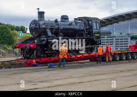 Shildon Co Durham, 20. September 2017: Ex British Railways 2-6-0 Dampflok 78018 wurde am Straßenverkehr Fahrzeuge an Die Great Central Railway in Loughborough heute zurückgegeben werden geladen. Die Lokomotive, in Darlington gebaut, war die Teilnahme an der "Herbst Dampf Gala" Am 16./17 th an Fortbewegung National Railway Museun in Shildon Co, Durham für die Beförderung zu den gcr an der Universität Loughborough. Der Transport wurde von Spezialisten Reid Freight Services Ltd. Stockfoto