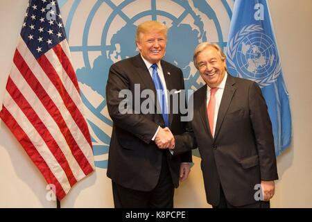 Us-Präsident Donald Trump schüttelt Hände mit Generalsekretär der Vereinten Nationen, Antonio Guterres auf der 72. Tagung der Generalversammlung der Vereinten Nationen vom 19. September 2017 in New York City. Stockfoto