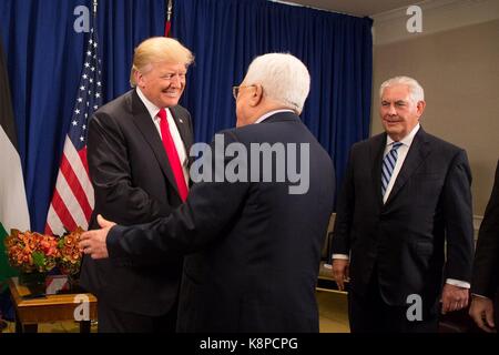 Us-Präsident Donald Trump schüttelt Hände mit dem Präsidenten der Palästinensischen Autonomiebehörde Mahmud Abbas vor dem Start von einem bilateralen Treffen am Rande der 72. Tagung der Generalversammlung der Vereinten Nationen am 20. September 2017 in New York City. Stockfoto