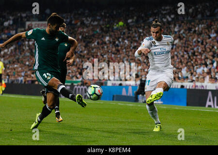 Madrid, Spanien. 20 Sep, 2017. Gareth Bale (11) von Real Madrid Spieler. Antonio Barragan (19) von Betis CF Player. La Liga zwischen Real Madrid vs Betis CF im Santiago Bernabeu in Madrid, Spanien, 20. September 2017. Credit: Gtres Información más Comuniación auf Linie, S.L./Alamy leben Nachrichten Stockfoto