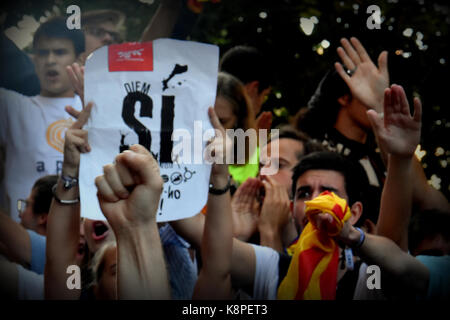 Barcelona, Spanien. 20 Sep, 2017. Ein Demonstrator hält ein Plakat schreiben Sie "Ja wir' während eines Protestes Abstimmung nach dem Katalanischen Beamte von der spanischen Polizei festgenommen wurden. Tausende Demonstranten in Barcelona versammelt, ihren Zorn zu der spanischen Polizei zu demonstrieren. Polizisten 12 Katalanische Beamten festgenommen, die zuvor im Angebot einer bevorstehenden Referendum für die Unabhängigkeit zu stoppen. "Die spanische Zentralregierung effektiv Autonomie der Region ausgesetzt hat." saids der Katalonien Präsident Carles Puigdemont. Am 20. September 2017 in Barcelona, Spanien. Credit: SOPA Images Limited/Alamy leben Nachrichten Stockfoto