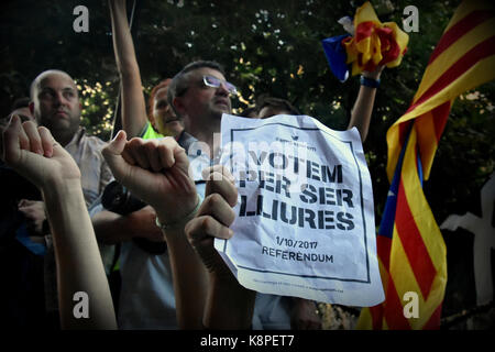 Barcelona, Spanien. 20 Sep, 2017. Ein Demonstrator hält ein Plakat schreiben auf es "Wir während einer Protestwahl frei' nach dem Katalanischen Beamte von der spanischen Polizei festgenommen wurden. Tausende Demonstranten in Barcelona versammelt, ihren Zorn zu der spanischen Polizei zu demonstrieren. Polizisten 12 Katalanische Beamten festgenommen, die zuvor im Angebot einer bevorstehenden Referendum für die Unabhängigkeit zu stoppen. "Die spanische Zentralregierung effektiv Autonomie der Region ausgesetzt hat." saids der Katalonien Präsident Carles Puigdemont. Am 20. September 2017 in Barcelona, Spanien. Credit: SOPA Images Limited/Alamy Live Stockfoto