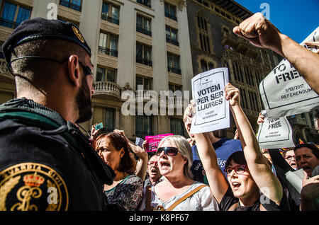 Barcelona, Spanien. 20 Sep, 2017. Passiven Widerstand gegen die Guardia Civil nach der Registrierung der Hauptsitz von Katalonien Außenministerium in Barcelona. Tausende Demonstranten in Barcelona versammelt, ihren Zorn zu der spanischen Polizei zu demonstrieren. Polizisten 12 Katalanische Beamten festgenommen, die zuvor im Angebot einer bevorstehenden Referendum für die Unabhängigkeit zu stoppen. "Die spanische Zentralregierung effektiv Autonomie der Region ausgesetzt hat." saids der Katalonien Präsident Carles Puigdemont. Am 20. September 2017 in Barcelona, Spanien. Credit: SOPA Images Limited/Alamy leben Nachrichten Stockfoto