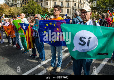 Barcelona, Spanien. 20 Sep, 2017. Pro katalanischen Referendum Demonstranten zeigen, dass die EU und Katalonien Fahnen neben Katalonien regionale Regierung wirtschaft Zentrale. Tausende Demonstranten in Barcelona versammelt, ihren Zorn zu der spanischen Polizei zu demonstrieren. Polizisten 12 Katalanische Beamten festgenommen, die zuvor im Angebot einer bevorstehenden Referendum für die Unabhängigkeit zu stoppen. "Die spanische Zentralregierung effektiv Autonomie der Region ausgesetzt hat." saids der Katalonien Präsident Carles Puigdemont. Am 20. September 2017 in Barcelona, Spanien. Credit: SOPA Images Limited/Alamy leben Nachrichten Stockfoto