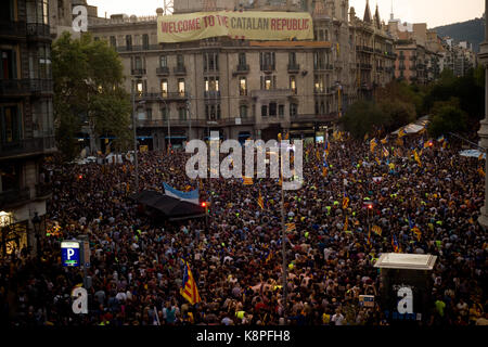 Barcelona, Katalonien, Spanien. 20 Sep, 2017. In Barcelona Tausende pro-unabhängigkeit Anhänger versammeln sich in der Nähe der Katalanischen Wirtschaftsministerium. Die spanische Guardia Civil Polizei festgenommen Senior katalanischen Beamte und plünderte regionalen Ministerien in der Organisation einer Unabhängigkeit Abstimmung beteiligt. Die katalanische Regierung zielt darauf ab, ein Referendum über die Unabhängigkeit der nächsten ersten Oktober zu feiern, wird die spanische Regierung frontal auf das Referendum dagegen und es illegal. Credit: Jordi Boixareu/ZUMA Draht/Alamy leben Nachrichten Stockfoto