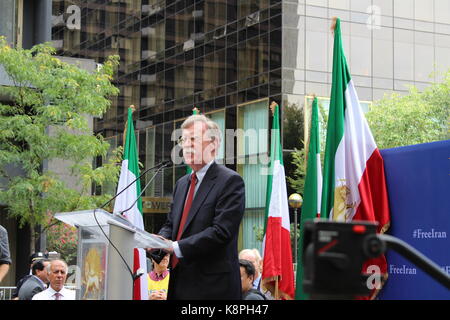 John Bolton, ehemaliger US-Botschafter bei den Vereinten Nationen, New York, United States. 20 Sep, 2017. Vereinten Nationen, Proteste. Iranian-Americans versammelten sich in New York am Mittwoch, dem 20. September, Protest gegen die Anwesenheit des iranischen Präsidenten bei den Vereinten Nationen. Sie aufwendige künstlerische Straße Spielen, symbolisiert die 11.000 Proteste in Iran, die auf die Absicht der iranischen Bevölkerung für einen Regimewechsel spricht. Credit: siavosh Hosseini/Alamy leben Nachrichten Stockfoto