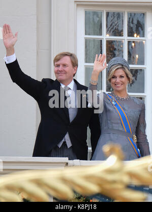 Dutch King Willem-Alexander und Königin Maxima Welle vom Balkon des Palastes Noordeinde während der prinsjesdag am 19. September 2017 in Den Haag, Niederlande. Die prinsjesdag ist die Eröffnung - Tag des niederländischen Parlaments und nimmt jährlich am dritten Dienstag im September. Credit: Yuriko Nakao/LBA/Alamy leben Nachrichten Stockfoto