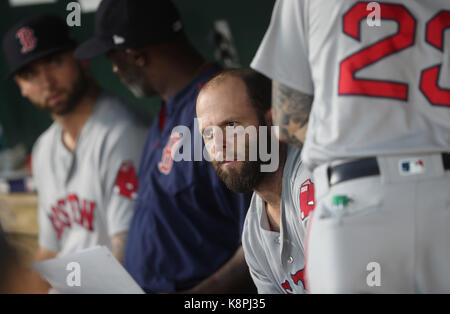 Baltimore, USA. 20 Sep, 2017. Boston Red Sox2B Dustin Pedroia (15) im dugout vor Beginn eines Spiels gegen die Baltimore Orioles, Oriole Park in Camden Yards, Baltimore, MD, am 20. September 2017. Credit: Cal Sport Media/Alamy leben Nachrichten Stockfoto