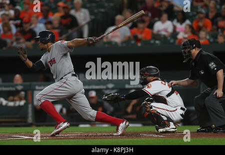 Baltimore, USA. 20 Sep, 2017. Boston Red Sox SS Xander Bogaerts (2) bat während eines Spiels gegen die Baltimore Orioles, Oriole Park in Camden Yards, Baltimore, MD, am 20. September 2017. Bogaerts, wurde an der ersten Base, nachdem sie sich in der Oberseite des ersten Inning. Baltimore Orioles C Welington Castillo (29) und Schiedsrichter Todd Tichenor (13). Credit: Cal Sport Media/Alamy leben Nachrichten Stockfoto