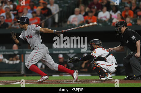 Baltimore, USA. 20 Sep, 2017. Boston Red Sox SS Xander Bogaerts (2) bat während eines Spiels gegen die Baltimore Orioles, Oriole Park in Camden Yards, Baltimore, MD, am 20. September 2017. Bogaerts, wurde an der ersten Base, nachdem sie sich in der Oberseite des ersten Inning. Baltimore Orioles C Welington Castillo (29) und Schiedsrichter Todd Tichenor (13). Credit: Cal Sport Media/Alamy leben Nachrichten Stockfoto