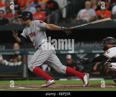 Baltimore, USA. 20 Sep, 2017. Boston Red Sox SS Xander Bogaerts (2) bat während eines Spiels gegen die Baltimore Orioles, Oriole Park in Camden Yards, Baltimore, MD, am 20. September 2017. Bogaerts, wurde an der ersten Base, nachdem sie sich in der Oberseite des ersten Inning. Baltimore Orioles C Welington Castillo (29) ist hinter der Platte. Credit: Cal Sport Media/Alamy leben Nachrichten Stockfoto