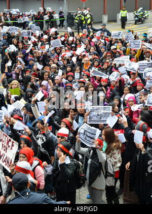 Hongkong, Hongkong, China. Januar 2014. Gerechtigkeit für Erwiana-Protest von Wanderarbeitern Hongkong ausländische Hausangestellte in Hongkong marschieren von Wan Chai zum HK-Polizeihauptquartier, um ihre Unterstützung für Erwiana Sulistyaningsih zu zeigen und Gerechtigkeit für alle Wanderarbeiter zu fordern. Eine Hongkonger Hausfrau wurde zu sechs Jahren Gefängnis verurteilt, weil sie Erwiana missbraucht hatte, eine junge indonesische Arbeiterin, die sie in ihrer Wohnung gefangen hielt. Kredit: Jayne Russell/ZUMA Wire/Alamy Live News Stockfoto