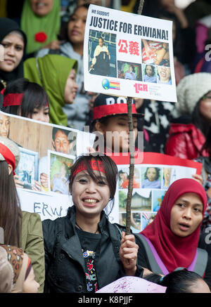 Hongkong, Hongkong, China. Januar 2014. Gerechtigkeit für Erwiana-Protest von Wanderarbeitern Hongkong ausländische Hausangestellte in Hongkong marschieren von Wan Chai zum HK-Polizeihauptquartier, um ihre Unterstützung für Erwiana Sulistyaningsih zu zeigen und Gerechtigkeit für alle Wanderarbeiter zu fordern. Eine Hongkonger Hausfrau wurde zu sechs Jahren Gefängnis verurteilt, weil sie Erwiana missbraucht hatte, eine junge indonesische Arbeiterin, die sie in ihrer Wohnung gefangen hielt. Kredit: Jayne Russell/ZUMA Wire/Alamy Live News Stockfoto