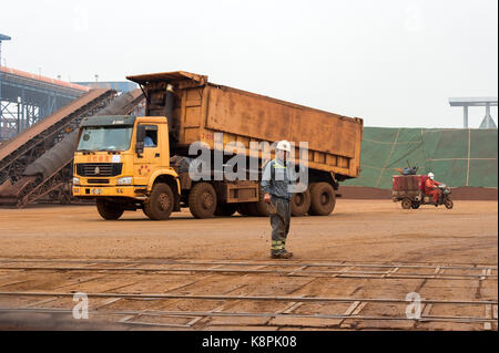 Tianjin, Gemeinde Tianjin, China. September 2014. Eisenerz Lagerhaltung an den Docks im Tianjin Port China. Kredit: Jayne Russell/ZUMA Wire/Alamy Live News Stockfoto