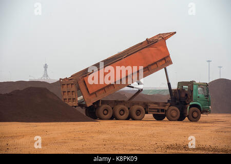 Tianjin, Gemeinde Tianjin, China. September 2014. Eisenerz Lagerhaltung an den Docks im Tianjin Port China. Kredit: Jayne Russell/ZUMA Wire/Alamy Live News Stockfoto